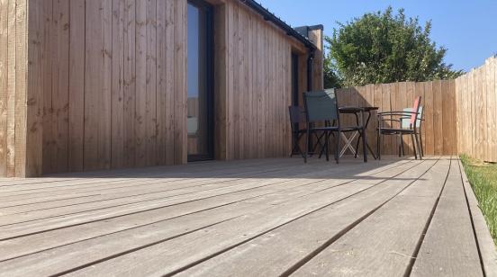 Terrasse devant cabanon et pergola Plouguerneau