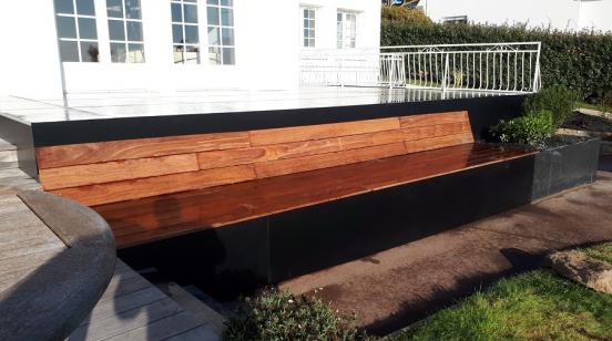 Création d’une jardinière en schiste avec un grand banc en bois cumaru dans le prolongement