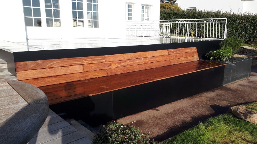 Création d’une jardinière en schiste avec un grand banc en bois cumaru dans le prolongement